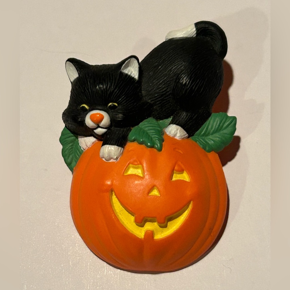 Vintage Hallmark Cat & Jack-O-Lantern Brooch Pin